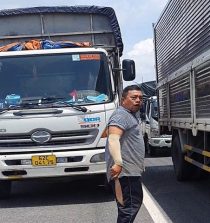 Tài xế xe tải cầm dao đe dọa chém xe cứu thương 7