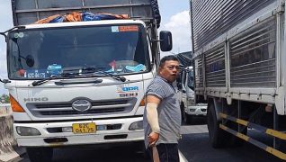 Tài xế xe tải cầm dao đe dọa chém xe cứu thương 4