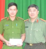 Trưởng Công an quận Tân Bình khen thưởng Trung úy bắt tội phạm 3